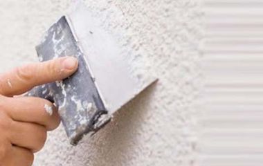 Как бесследно заделать мелкие трещины в штукатурке