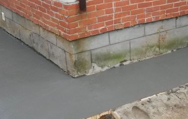 Как правильно сделать отмостку вокруг дома: от выбора материалов до уклона